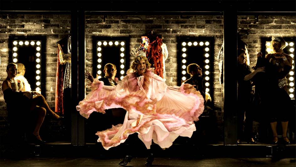 La Cage aux folles - Théâtre du Châtelet 3 Emeric Payet Jacob La Cage aux folles Theatre du Chatelet © Thomas Amouroux 26