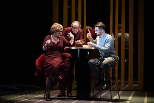 1 © Jean Michel Molina)